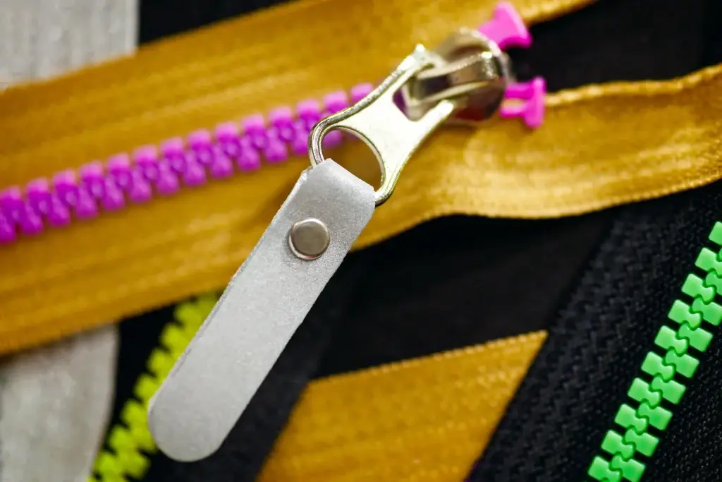 Custom Zipper: Pilihan Warna, Logo, dan Slider Brand untuk Identitas Fashion yang Kuat