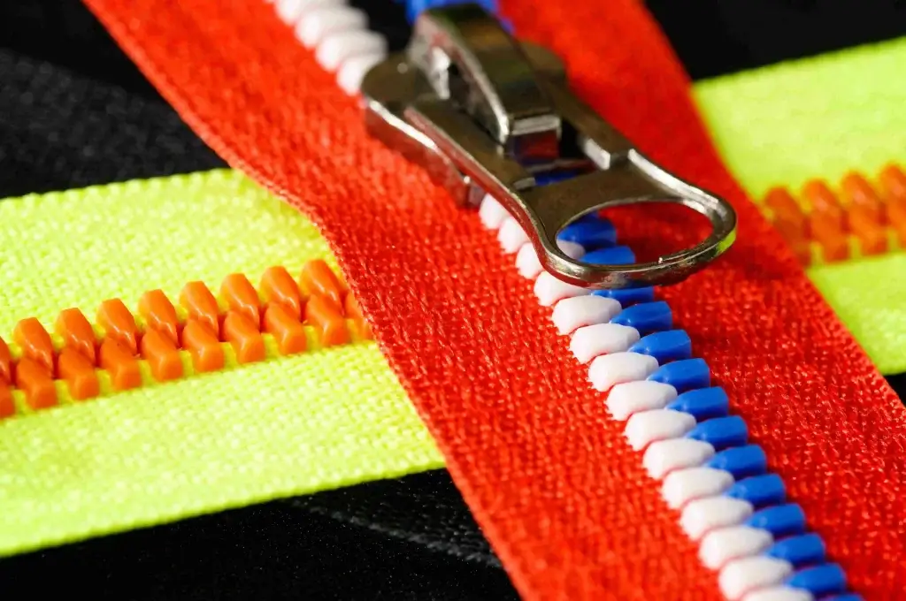 Delrin Zipper : Perbedaan dengan Resin dan Plastik Biasa untuk Produk Fashion Modern