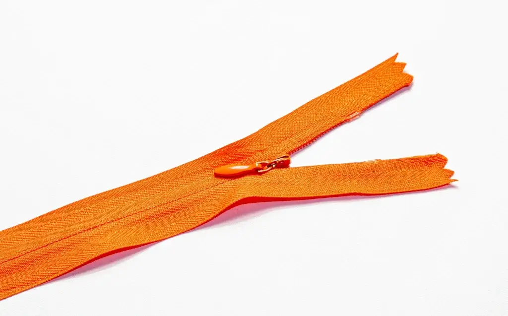 Invisible Zipper: Fungsi, Keunggulan, dan Penempatan yang Tepat dalam Fashion Modern