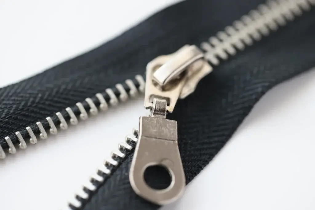 Metal Zipper : Keunggulan, Material, dan Kapan Harus Digunakan