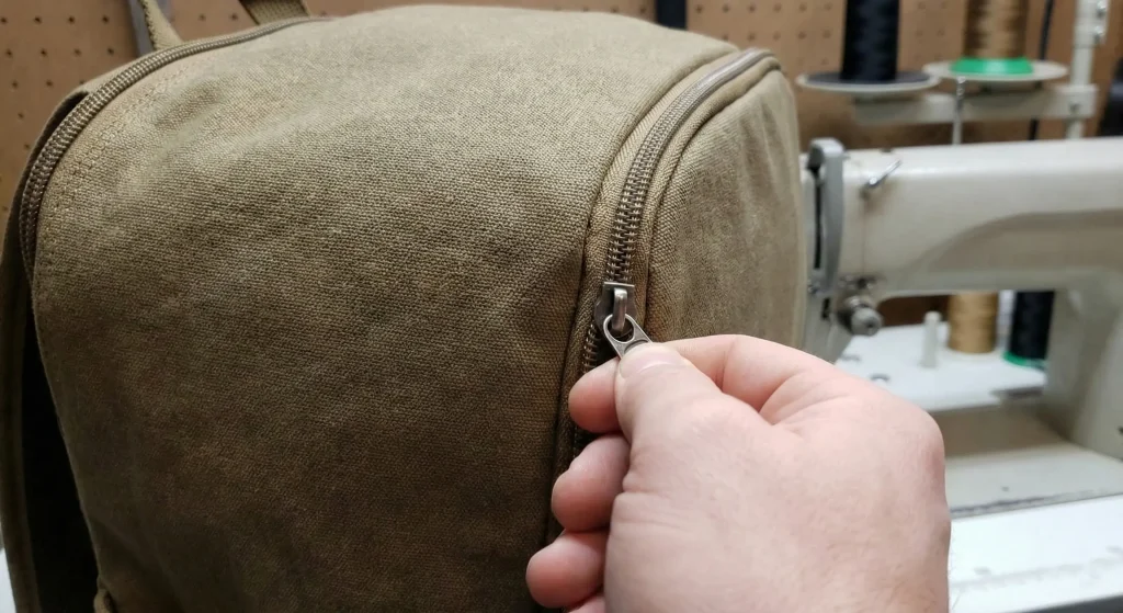 Tarikan Zipper Berat di Tikungan Tas Ransel